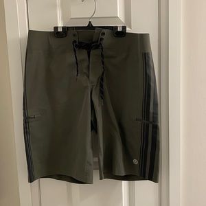 Lululemon Linerless Men’s Shorts in Olive Green with Black stripes, Size 34